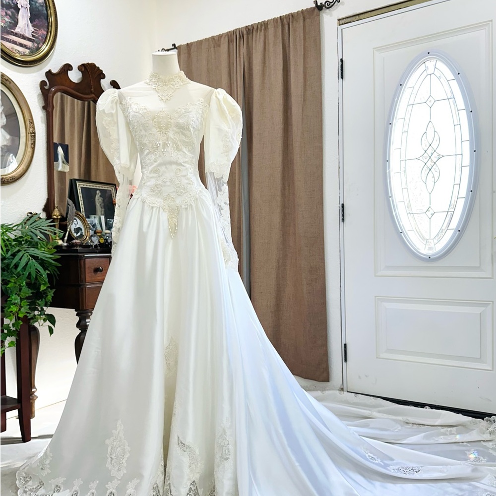 Elegant Ivory Wedding Dress with Lace Details